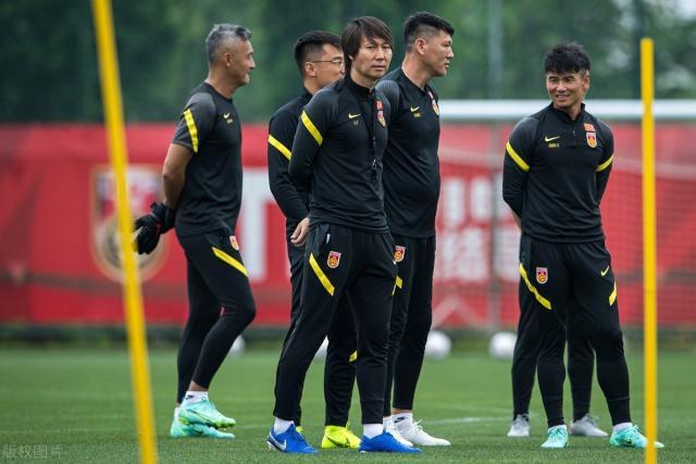 爱游戏APP-国足封闭区内上量训练 李铁继续冲刺12强赛